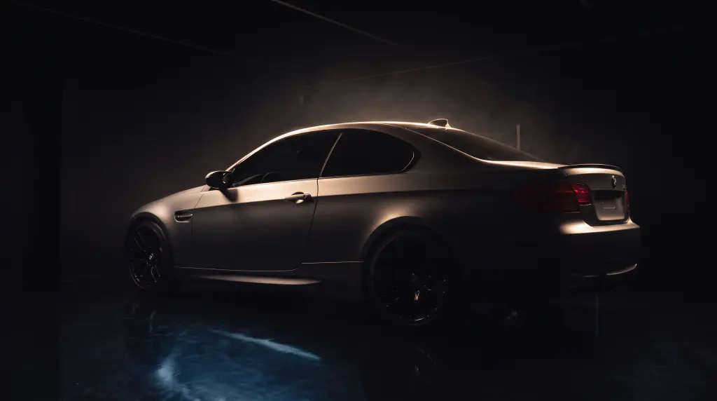 Rim-lit silhouet van de afgewerkte auto